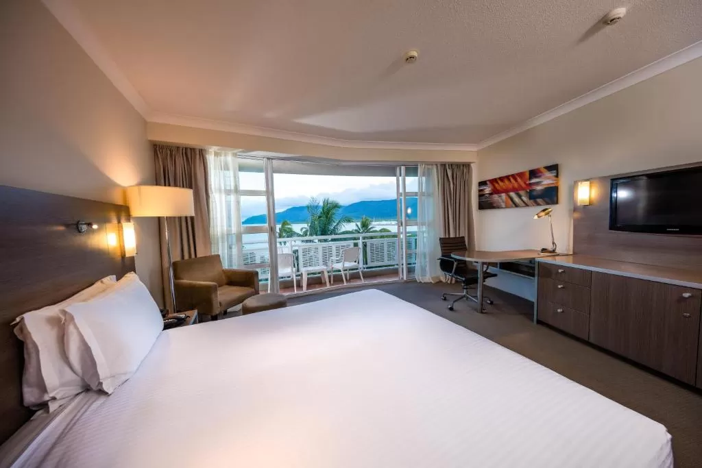 http://greatpacifictravels.com.au/hotel/images/hotel_img/11620485555Doubletree Hilton Cairns-room1
